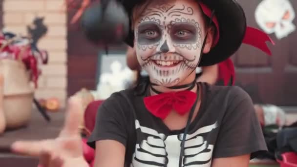 Cerca Toma Mano Niño Lindo Con Maquillaje Miedo Disfraz Halloween — Vídeo de stock