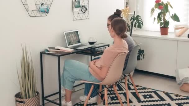 Plan Suivi Jeunes Femmes Assises Bureau Dans Une Pièce Confortable — Video