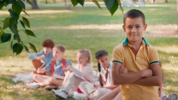 Tracking Portret Met Slow Van Vrolijke Schooljongen Staan Met Zijn — Stockvideo