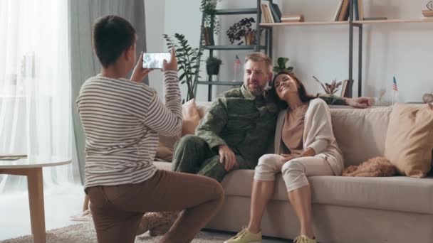 Foto Mano Niño Sosteniendo Teléfono Móvil Tomando Fotos Una Mujer — Vídeo de stock