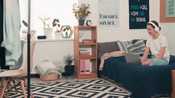 Rastreamento Tiro Menina Feliz Fones Ouvido Sentado Cama Quarto Casa — Vídeo de Stock