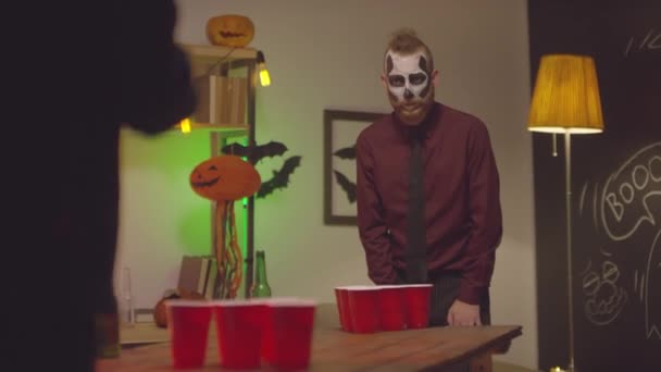 Handheld Tiro Amigos Masculinos Felizes Trajes Halloween Jogando Cerveja Pong — Vídeo de Stock