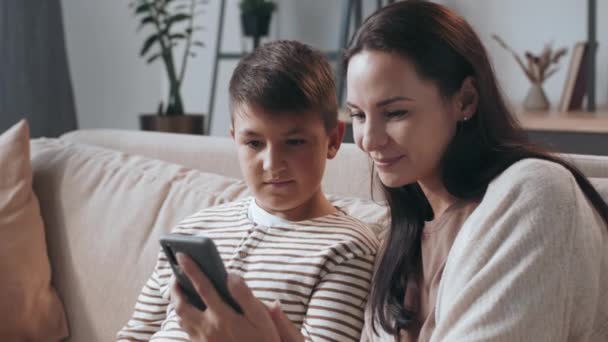 Tembakan Menengah Wanita Dan Anak Laki Laki Bahagia Duduk Sofa — Stok Video