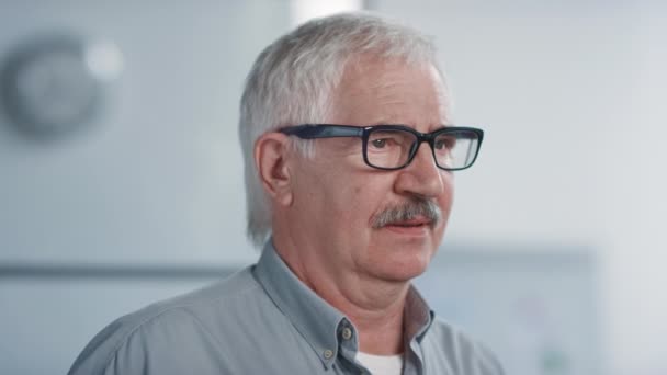 Hombre caucásico en gafas retrato — Vídeos de Stock