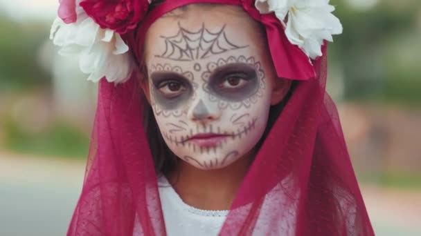 Primer Plano Retrato Niña Feliz Usando Maquillaje Hermoso Disfraz Halloween — Vídeo de stock