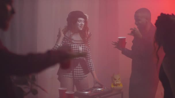 Žena DJing na House Party na Halloween — Stock video