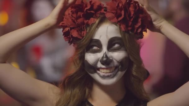 Lento Retrato Foto Hermosa Mujer Con Traje Halloween Sonriendo Posando — Vídeo de stock