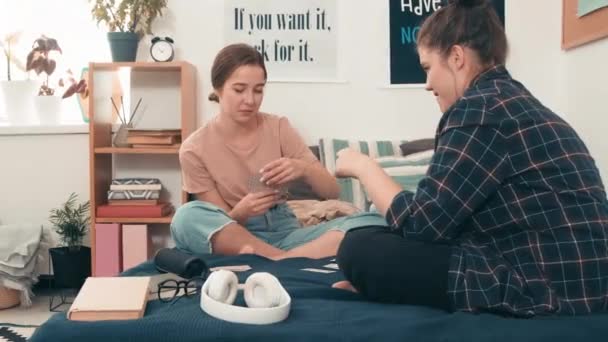 Yatakta Rahat Bir Yatak Odasında Oturmuş Kağıt Oynayan Neşeli Genç — Stok video