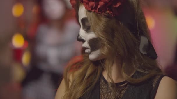 Döntse Fel Portré Lövés Fiatal Halloween Jelmez Pózol Kamera Party — Stock videók