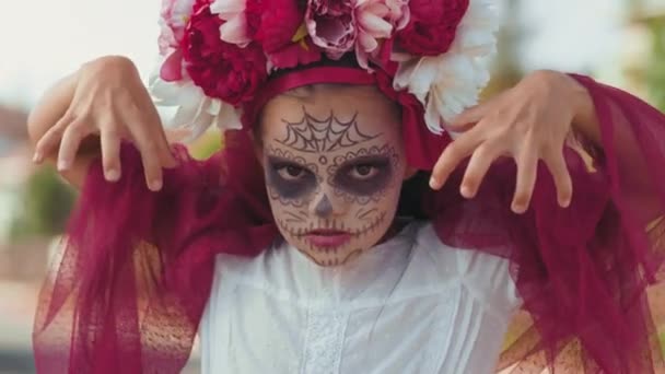 Retrato Mano Niña Usando Maquillaje Disfraz Halloween Haciendo Caras Miedo — Vídeo de stock