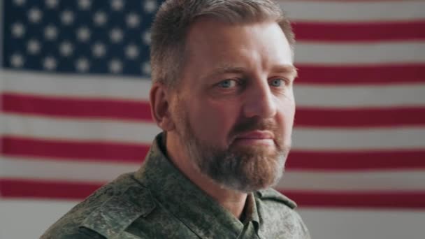 Retrato Del Feliz Veterano Del Ejército Masculino Mediana Edad Uniforme — Vídeos de Stock