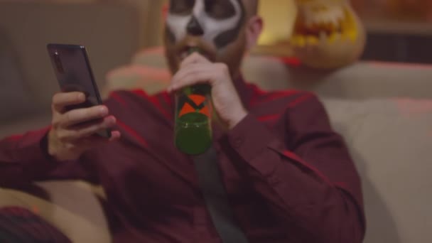 Ręczne Ujęcie Brodatego Młodzieńca Makijażu Halloween Relaksującego Się Kanapie Imprezie — Wideo stockowe