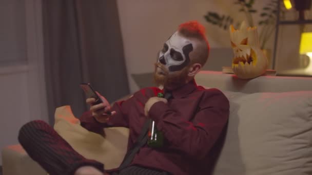 Handheld Slowmo Shot Van Bebaarde Jongeman Dragen Halloween Make Zitten — Stockvideo