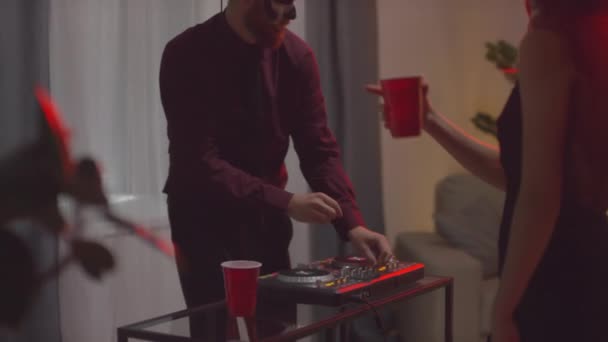 Captura Mão Homem Vestindo Maquiagem Halloween Tocando Set Mixer Festa — Vídeo de Stock