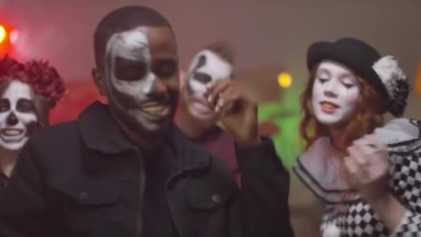 Cadılar Bayramı Kostümü Giymiş Partisinde Müzik Eşliğinde Dans Eden Mutlu — Stok video