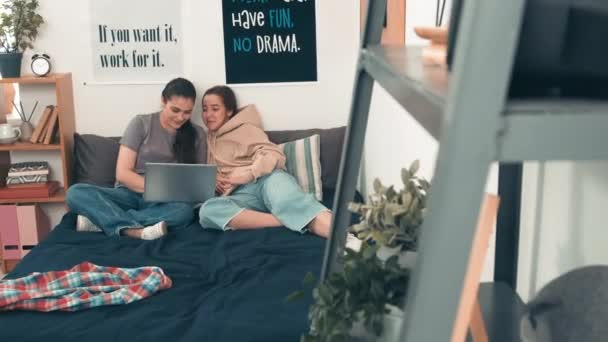 친구들이 기숙사 침대에 노트북을 보면서 수다를 모습을 포착하는 — 비디오