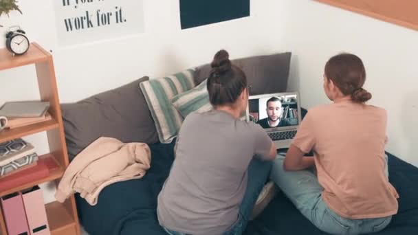 追踪年轻女子坐在家中或宿舍房间里与男人视频交谈的照片 — 图库视频影像