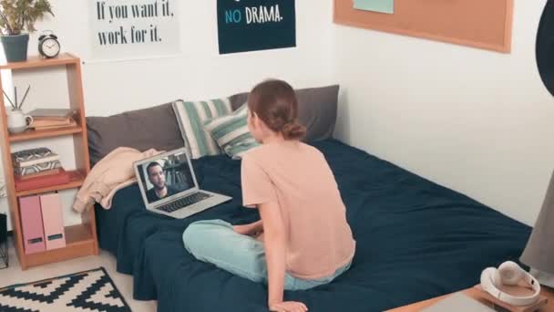 Genç Bir Kadının Yatak Odasında Rahat Bir Şekilde Oturup Sakallı — Stok video