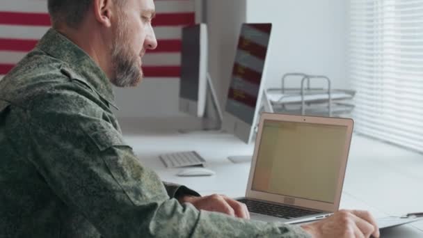 Slowmo Tracking Eines Männlichen Armeeoffiziers Militäruniform Der Schreibtisch Sitzt Und — Stockvideo