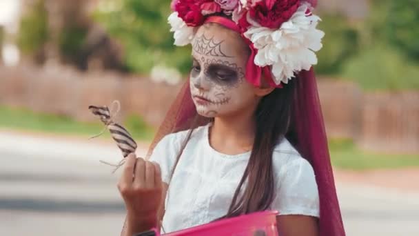 Meisje controleren haar Halloween mand na Trick-or-Treating — Stockvideo