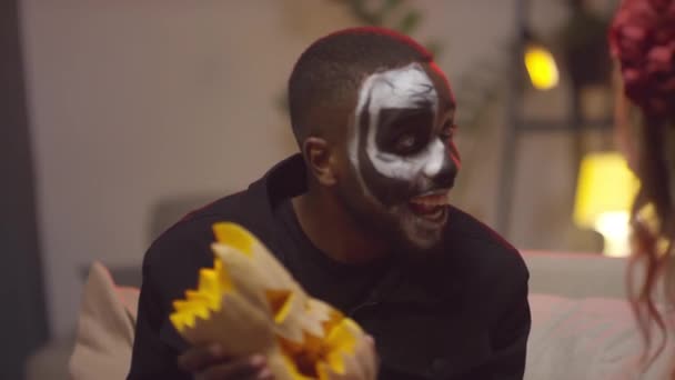 Повільний Середній Знімок Щасливого Чорного Чоловіка Макіяжі Хеллоуїна Тримає Різьблений — стокове відео