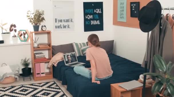 Seguimiento Portátil Mujer Joven Sentada Cama Acogedor Dormitorio Tener Una — Vídeos de Stock
