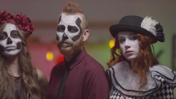 Retrato Panorámico Amigos Que Usan Maquillaje Disfraces Halloween Posando Para — Vídeo de stock