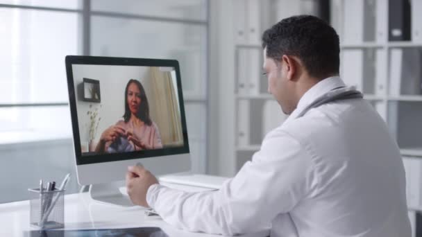 Sequência de médico instruindo mulher on-line — Vídeo de Stock