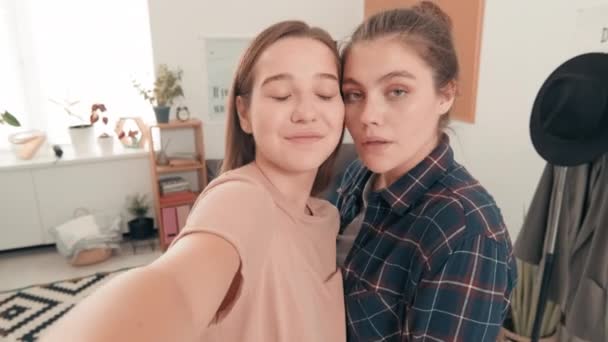 Pov Aufnahme Von Glücklichen Jungen Freundinnen Beim Gemeinsamen Selfie Schlafzimmer — Stockvideo