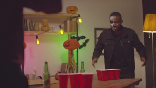 Медленно Черный Мужчина Макияже Хэллоуин Играет Пив Понг Другом Домашней — стоковое видео