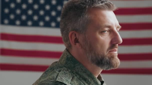 Portret Van Mannelijke Legerveteraan Van Middelbare Leeftijd Militair Uniform Die — Stockvideo