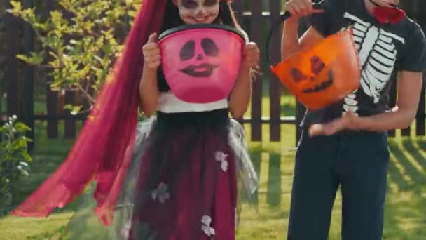 Petits amis en costumes d'Halloween posant en plein air — Video