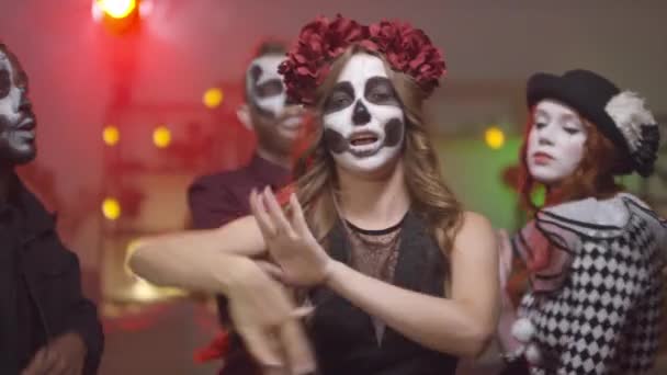 Handheld Tiro Jovens Felizes Mulheres Trajes Halloween Dançando Divertindo Festa — Vídeo de Stock