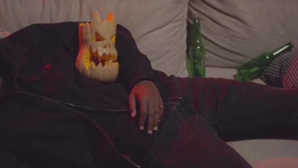 Pan Tiro Homem Negro Cansado Usando Maquiagem Halloween Segurando Abóbora — Vídeo de Stock