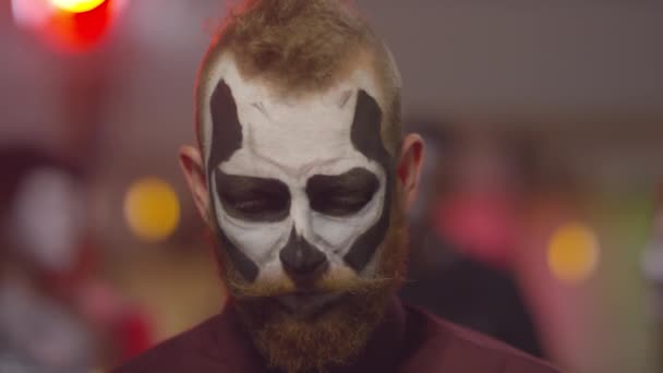 Retrato Hombre Barbudo Con Maquillaje Cráneo Cara Girando Bigote Posando — Vídeos de Stock