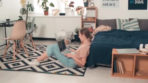 Tracking Shot Cheerful Young Woman Sitting Floor Cozy Bedroom Chatting — Stock Video