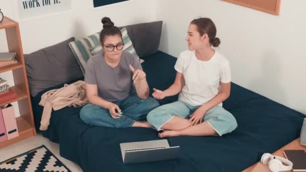 Captura Alto Ângulo Portátil Amigas Felizes Sentadas Pernas Cruzadas Cama — Vídeo de Stock