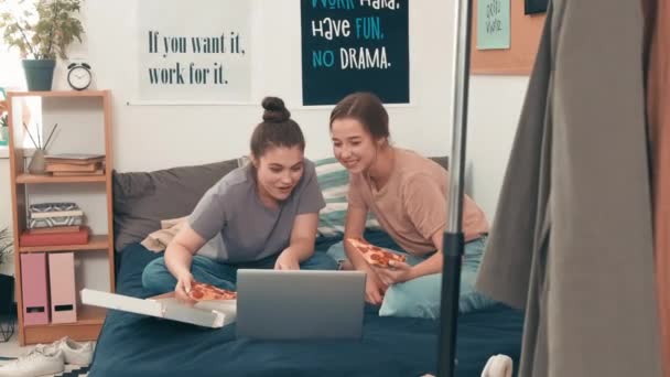 친구들이 침대에 피자를 먹으면서 노트북에서 뭔가재밌는 모습을 — 비디오