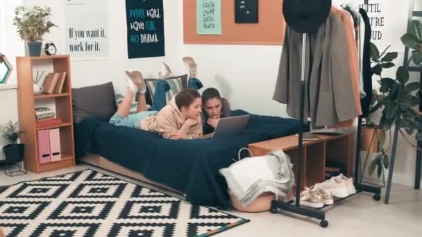 Dolly Toma Jóvenes Amigas Acostadas Juntas Cama Acogedor Dormitorio Universidad — Vídeo de stock