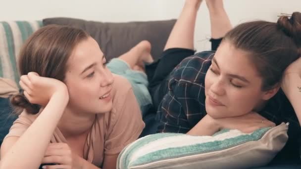 Orta Halli Neşeli Genç Kız Arkadaşlar Yatakta Uzanıp Sohbet Ediyorlar — Stok video