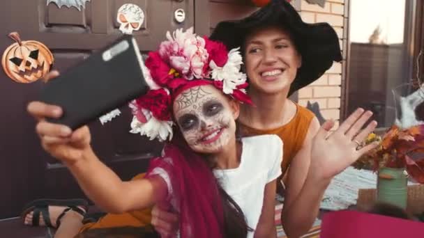 Tiro Mão Mulher Jovem Feliz Crianças Trajes Halloween Tomando Selfie — Vídeo de Stock