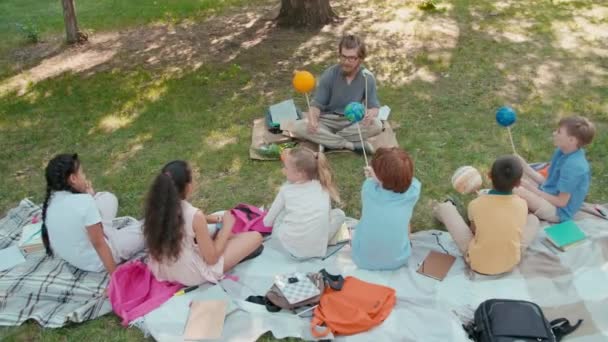 Hoge Hoek Foto Van Een Groep Nieuwsgierige Kinderen Wetenschapsleraar Met — Stockvideo