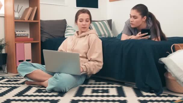 Alegre feminino amigos usando gadgets no faculdade dormitório — Vídeo de Stock