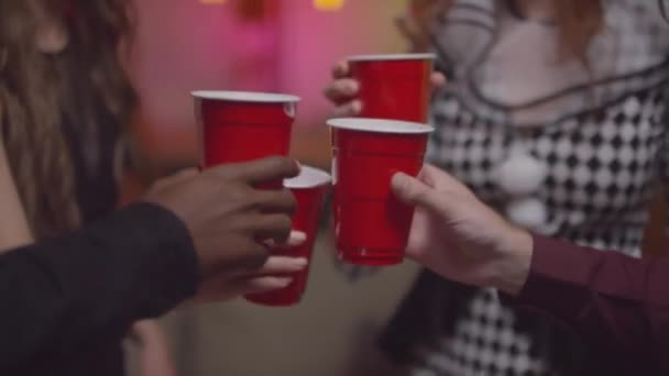 Irreconhecível amigos brinde no dia das bruxas festa — Vídeo de Stock