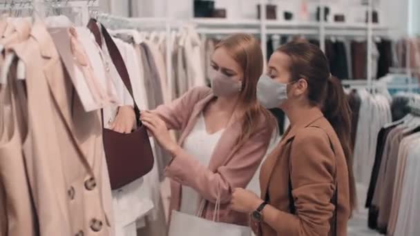 Foto Media Mujeres Jóvenes Con Mascarillas Pie Junto Estante Ropa — Vídeos de Stock