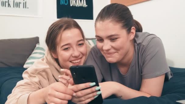 Seguimiento Lentitud Con Primer Plano Las Amigas Jóvenes Felices Acostadas — Vídeos de Stock