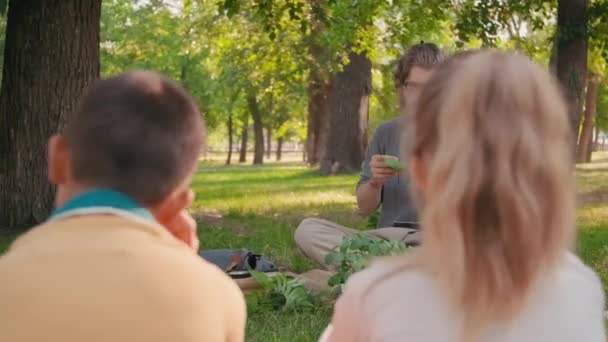 Spårning Skäggiga Manliga Biologilärare Glasögon Sittandes Filt Parken Och Lär — Stockvideo