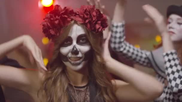 Zdjęcie Portretowe Młodej Kobiety Kostiumie Halloween Patrzącej Kamerę Tańczącej Przyjaciółmi — Wideo stockowe