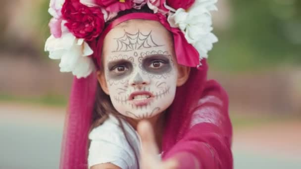 Retrato Niña Usando Maquillaje Hermoso Disfraz Halloween Con Velo Rosa — Vídeo de stock