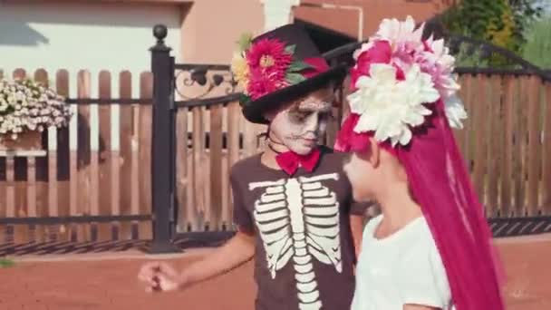 Seguimiento Portátil Linda Chica Niño Trajes Halloween Llevando Cestas Para — Vídeo de stock